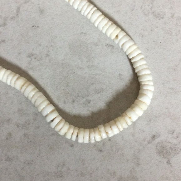 White Puka shell necklace - Picture 3 of 6